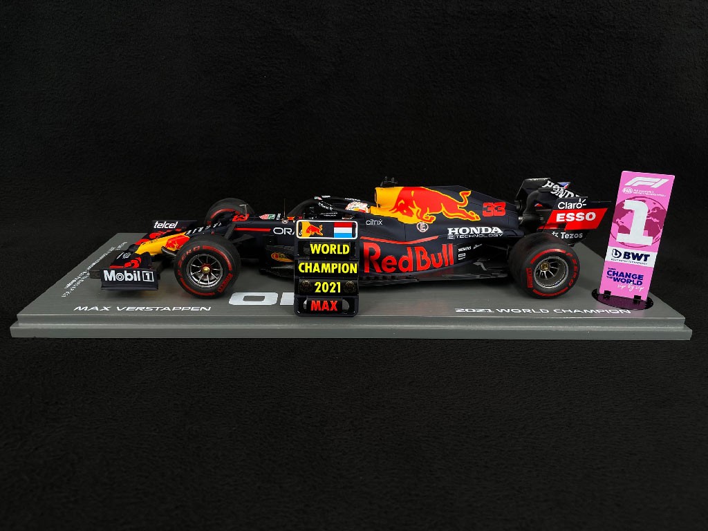 Max Verstappen Red Bull Racing RB16B n° 33 Winner F1 GP Abu Dhabi