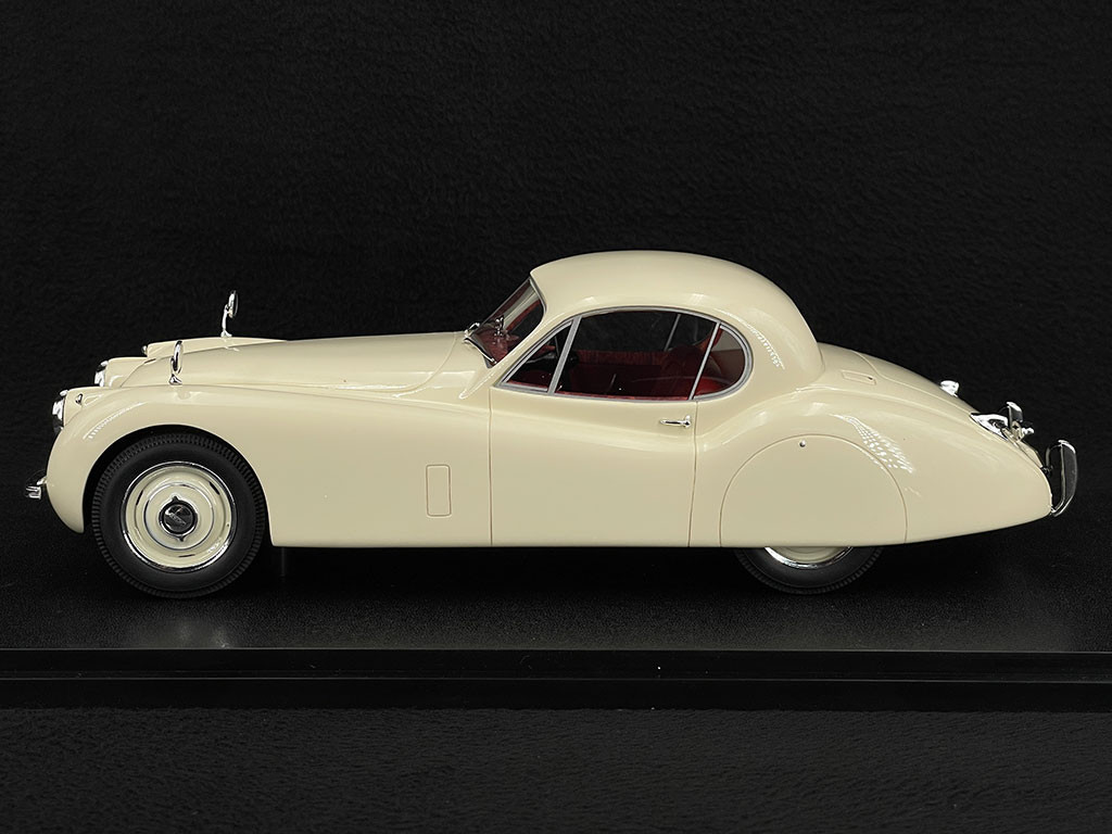 Jaguar XK120 FHC 1951 Kremeweiß 1/18 Cult Scale CML182-1