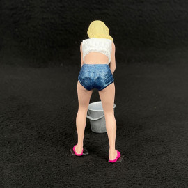 Figurine sexy girl car wash with bucket Diorama 1/18 Premium 18021