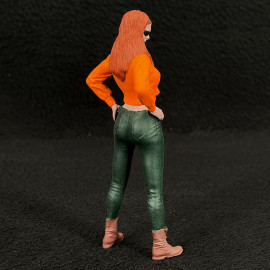 Figur Mädchen mit crop top und dunkler Brille Diorama 1/18 Premium 18015