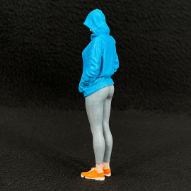 Figur sportliches Mädchen im Kapuzenpullover Diorama 1/18 Premium 18014