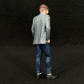 Figurine elegant man with leather cap Diorama 1/18 Premium 18020