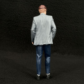 Figurine elegant man with leather cap Diorama 1/18 Premium 18020