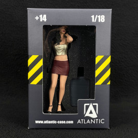 Figur sexy Mädchen mit Trolley am Telefon Diorama 1/18 Premium 18017