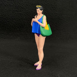 Figur Mädchen am Strand am Telefon Diorama 1/18 Premium 18003