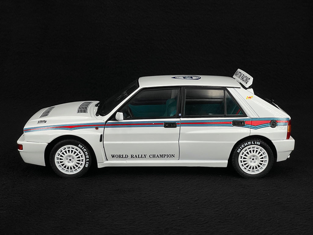Lancia Delta HF Integrale Evo 1 1992 White / Martini stripes 1/18