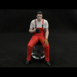 Figurine man mechanic on break sitting on wheel Diorama 1/18 Premium 18025