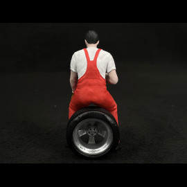 Figurine man mechanic on break sitting on wheel Diorama 1/18 Premium 18025
