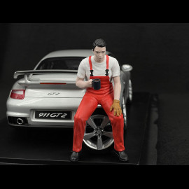 Figurine man mechanic on break sitting on wheel Diorama 1/18 Premium 18025