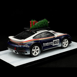 Porsche 911 Dakar Typ 992 2023 Roughroads mit Weihnachtsbaum und Geschenken 1/18 Spark WAP0211680SXMS