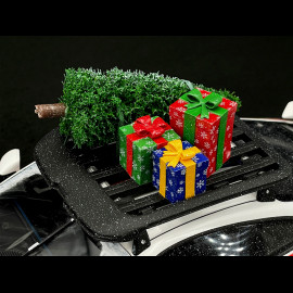 Porsche 911 Dakar Typ 992 2023 Roughroads mit Weihnachtsbaum und Geschenken 1/18 Spark WAP0211680SXMS