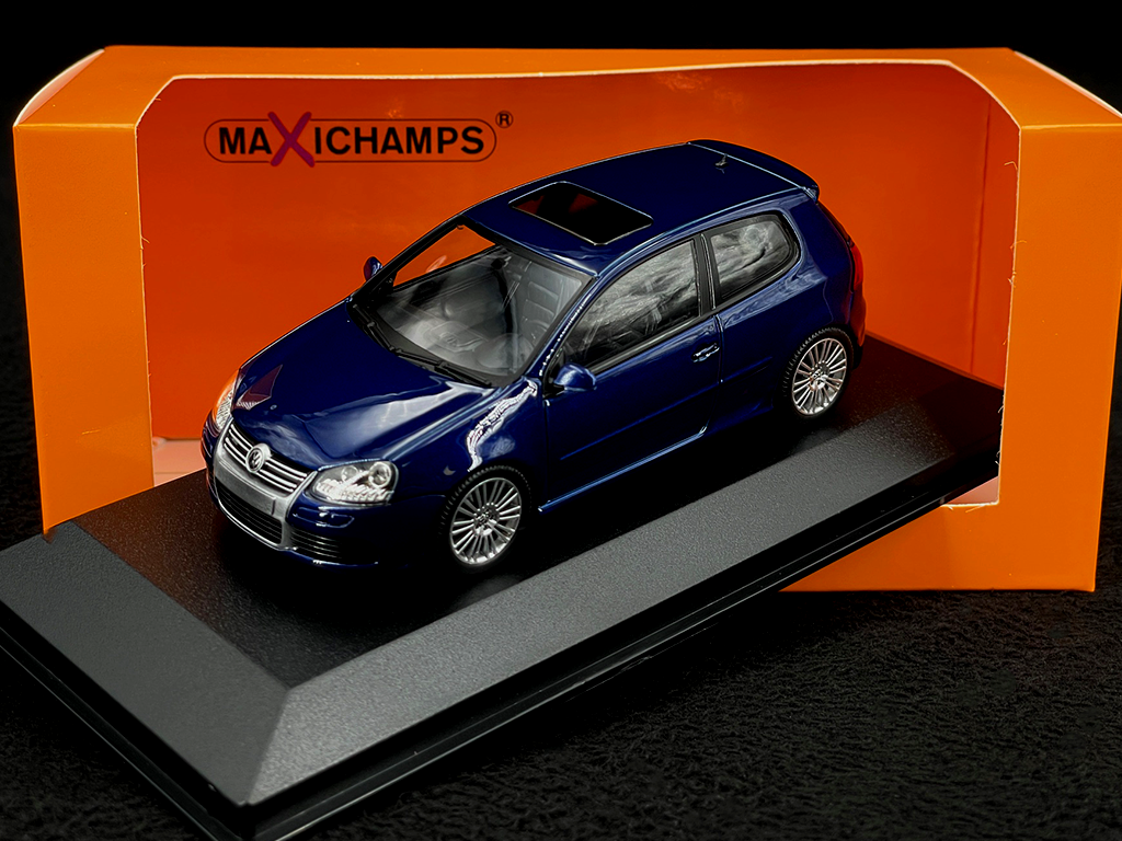 Volkswagen Golf R32 2005 Metallic Blue 1/43 Minichamps 940054501