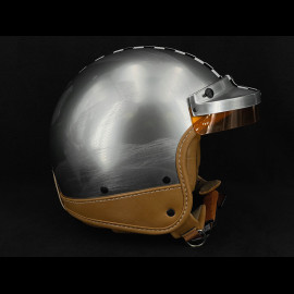 Grauer Helm mit gebürstetem Stahleffekt und schwarz-weißem Schachbrettmuster – Beige Lederverstärkung