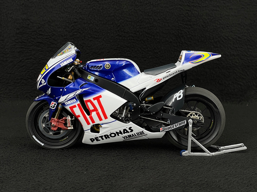 Valentino Rossi Yamaha YZR-M1 n° 46 Moto GP World Champion 2009 1
