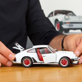 Porsche 911 Advent Calendar Turbo 3.0 Type 930 1974 Grand Prix White 1/24 Franzis 67322
