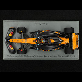 Oscar Piastri McLaren MCL39 n° 81 Winner Chinese GP 2025 With Pitboard 1/43 Spark S9580