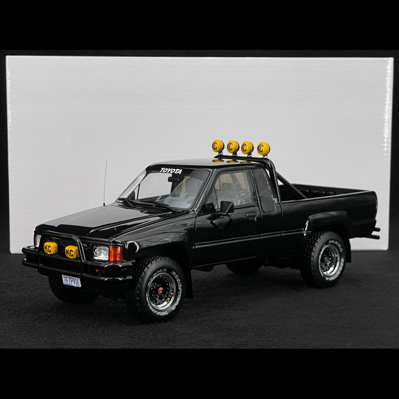 Toyota Hilux SR5 1985 Glänzendes Schwarz 1/18 Ottomobile OT481B