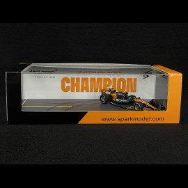 Lando Norris McLaren MCL39 n° 4 3. GP Abu Dhabi / Weltmeister 2025 F1 mit Pit Board 1/43 Spark S9678
