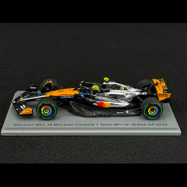 Lando Norris McLaren MCL39 n° 4 Sieger GP Großbritannien 2025 F1 mit Pit Board 1/43 Spark S9596