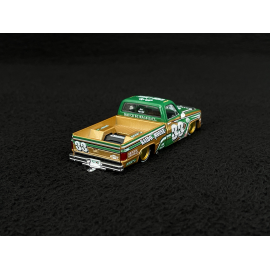 Chevrolet Silverado Kaido Intimidator V2 1980 Kaido House Beige / Grün 1/64 Mini GT KHMG267