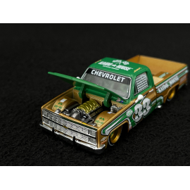 Chevrolet Silverado Kaido Intimidator V2 1980 Kaido House Beige / Grün 1/64 Mini GT KHMG267