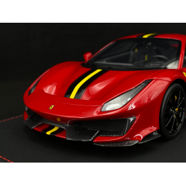 Ferrari 488 Pista 2018 Rosso Corsa / Schwarzer Streifen / Carbon Felgen 1/18 BBR Models P18145A7