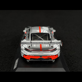 SELTEN Exemplar 1/1500 : Porsche 911 GT3 R Typ 992 2024 Silbergrau / Rot 1/43 Spark WAP02057126EVO