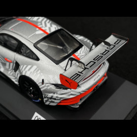 SELTEN Exemplar 1/1500 : Porsche 911 GT3 R Typ 992 2024 Silbergrau / Rot 1/43 Spark WAP02057126EVO