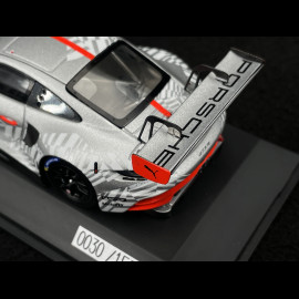 Porsche 911 GT3 R Typ 992 2024 Präsentationsversion Silbergrau / Rot 1/43 Spark WAP02057126EVO