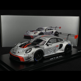 Porsche 911 GT3 R Typ 992 2024 Präsentationsversion Silbergrau / Rot 1/18 Spark WAP02157126EVO