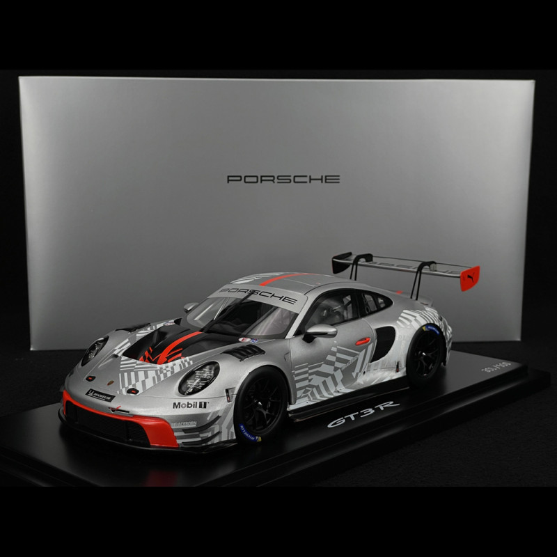 Porsche 911 GT3 R Typ 992 2024 Präsentationsversion Silbergrau / Rot 1/18 Spark WAP02157126EVO