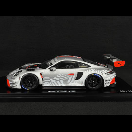 Porsche 911 GT3 R Typ 992 2024 Präsentationsversion Silbergrau / Rot 1/18 Spark WAP02157126EVO