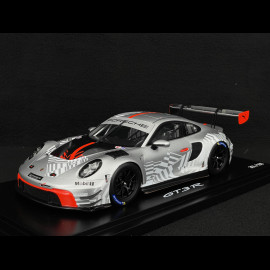 Porsche 911 GT3 R Typ 992 2024 Präsentationsversion Silbergrau / Rot 1/18 Spark WAP02157126EVO