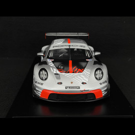Porsche 911 GT3 R Typ 992 2024 Präsentationsversion Silbergrau / Rot 1/18 Spark WAP02157126EVO
