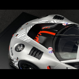 Porsche 911 GT3 R Typ 992 2024 Präsentationsversion Silbergrau / Rot 1/18 Spark WAP02157126EVO
