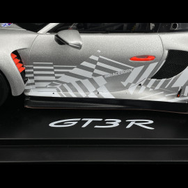 Porsche 911 GT3 R Typ 992 2024 Präsentationsversion Silbergrau / Rot 1/18 Spark WAP02157126EVO