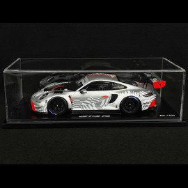 Porsche 911 GT3 R Typ 992 2024 Präsentationsversion Silbergrau / Rot 1/18 Spark WAP02157126EVO