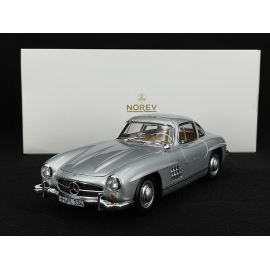 Mercedes-Benz 300 SL 1954 mit Flügeltüren Silbergrau 1/18 Norev 183857