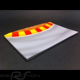 Diorama Dekor Rennstrecke Kurve mit rot und gelb Vibrator 1/43