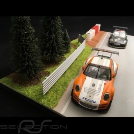 Diorama Dekor Rennstrecke Gerade mit Bäume, rot und weiß Reifen und Vibrator 1/43