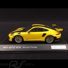 Porsche 911 GT2 RS typ 991 Weissach Package gelb / schwarz n° 0007/1911 1/43 Spark WAP0201520J