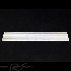 Abgeschrägter Bordstein für Premium-Garagenplatte - Farbe Weiss-alu grau RAL9006 - 4er-Satz - mit Ösen