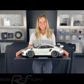 Porsche 911 GT2 RS type 991.2 2018 White 1/8 Minichamps 800620000