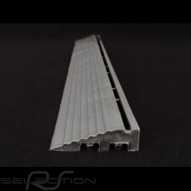 Abgeschrägter Bordstein für Garagenplatte - Farbe Grau RAL7012 - 4er-Satz - ohne Ösen