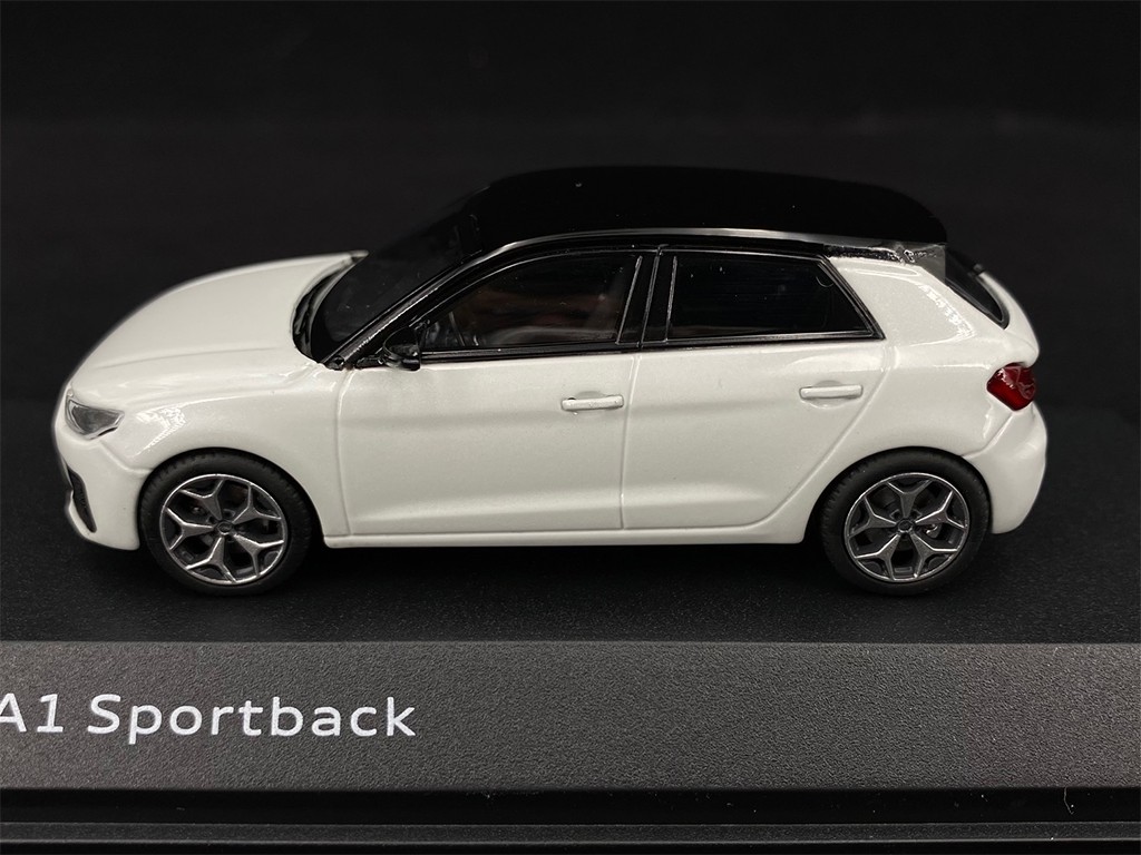 Audi - A1 Sportback 2018 - iScale - 1/43 - Voiture miniature diecast Autos  Minis