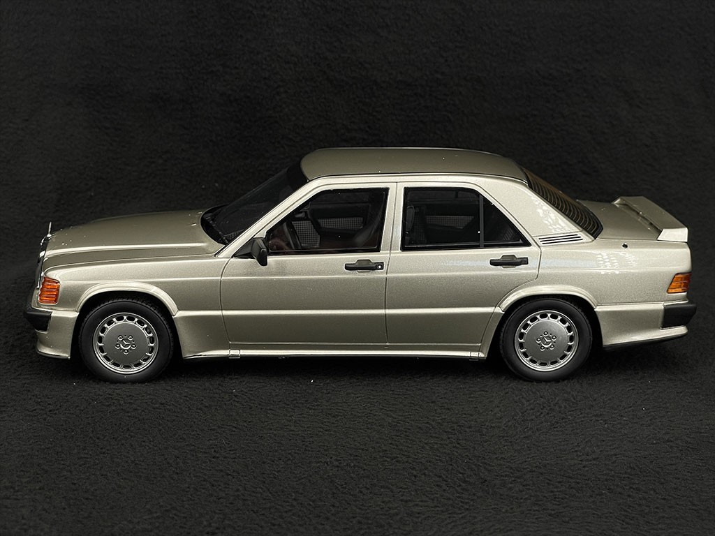 Mercedes-Benz W201 190E 2.5 16S 1993 Silber Metallic 1/18